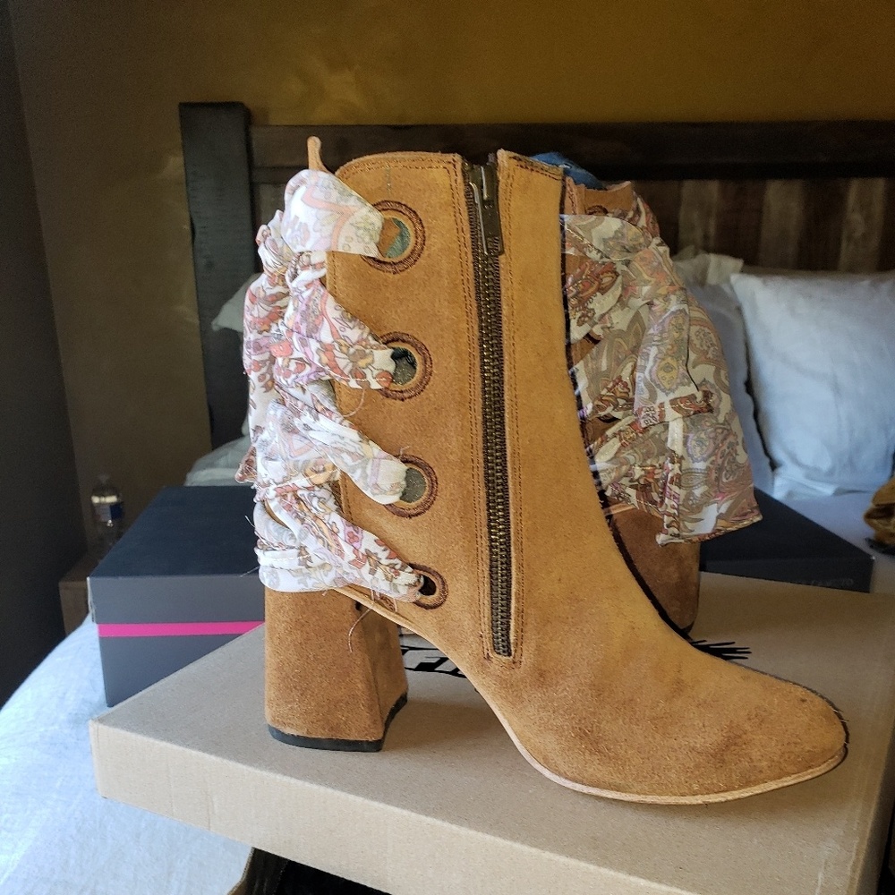 Freebird boots, Style Tempo Sz 10 in tan suede